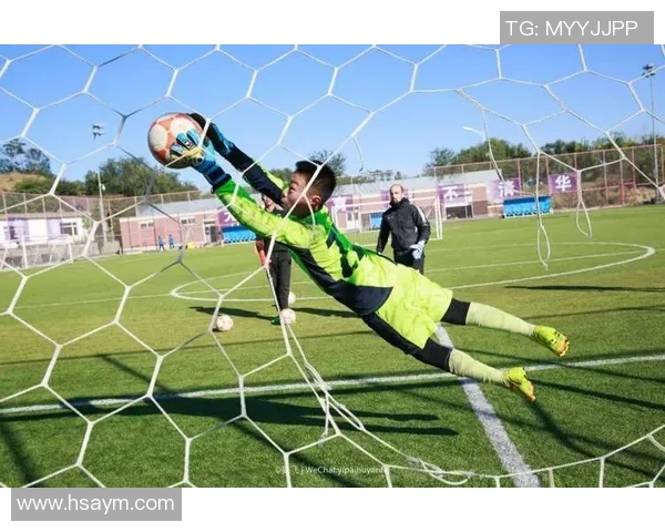 美女沉醉于足球明星的精彩踢球瞬间，感受运动魅力与青春激情交织的美好时光